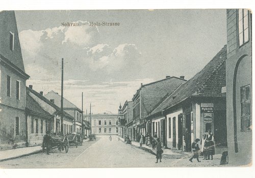 Numer inwentarzowy: MŻo/190; Materiał: papier; Technika: drukarska; Wymiary: długość - 13,7 cm, szerokość - 8,5 cm; Datowanie: 1921 r.; Wydawca: Franz Polloczek, Sohrau (Żory) 
Poczt&oacute;wka czarno-biała, w formacie poziomym, bez obiegu, przedstawiająca obecną ulicę Moniuszki (&oacute;wczesną Holz-Strasse) w Żorach. Poczt&oacute;wka bez obiegu (jednakże datowana na 2 lipca 1921 i nadana prawdopodobnie w formie listu) wypisana w języku francuskim.