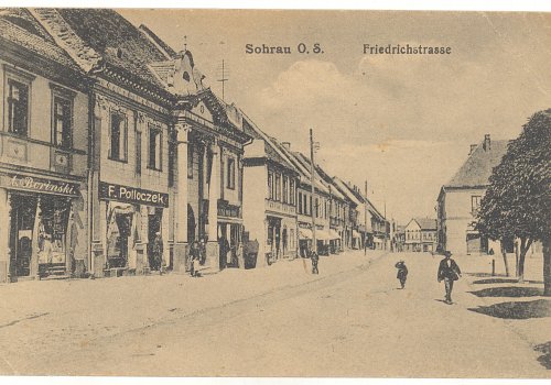 Numer inwentarzowy: MŻo/633; Materiał: papier; Technika: drukarska; Wymiary: wysokość &ndash; 8,8 cm, szerokość &ndash; 13,5 cm; Datowanie: 1921 r.; Wydawca: Paul Hunold, Sohrau (Żory) 
Poczt&oacute;wka czarno-biała, w układzie poziomym, bez obiegu, przedstawiająca zabudowania obecnej ulicy Szeptyckiego oraz p&oacute;łnocnej pierzei rynku w Żorach. Poczt&oacute;wka o zabarwieniu propagandowym, na rewersie wydrukowany fragment wiersza autorstwa niemieckiego pisarza Ernsta Morisa Arndta z 1812 r. dla upamiętnienia Plebiscytu z Żorach (20.03.1921).