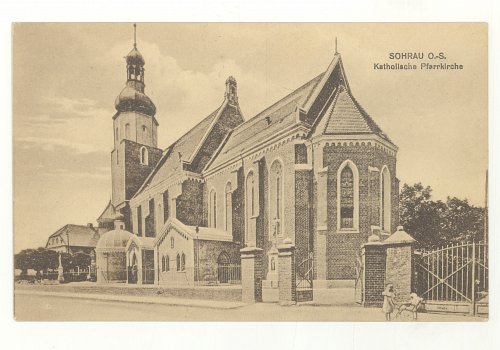 Numer inwentarzowy: MŻo/954; Materiał: papier; Technika: drukarska; Wymiary: wysokość &ndash; 8,7 cm, szerokość &ndash; 13,8 cm; Datowanie: 1921 r.; Wydawca: Paul Hunold, Sohrau (Żory) 
Poczt&oacute;wka czarno-biała, w układzie poziomym, bez obiegu, przedstawiająca kości&oacute;ł katolicki (od strony południowo-wschodniej) w Żorach. Poczt&oacute;wka o zabarwieniu propagandowym, na rewersie wydrukowany fragment wiersza autorstwa niemieckiego pisarza Ernsta Morisa Arndta z 1812 r. dla upamiętnienia Plebiscytu z Żorach (20.03.1921).