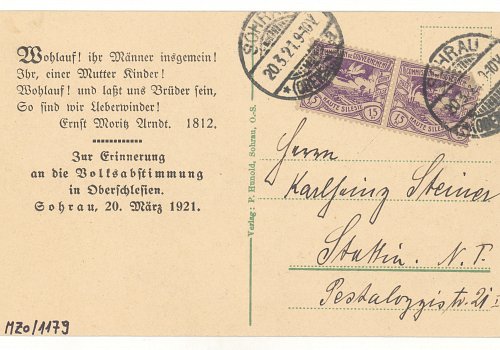 Numer inwentarzowy: MŻo/1179; Materiał: papier; Technika: drukarska; Wymiary: wysokość &ndash; 8,7 cm, szerokość &ndash; 13,8 cm; Datowanie: 1921 r.; Wydawca: Paul Hunold, Sohrau (Żory) 
Poczt&oacute;wka kolorowa, w układzie poziomym, obiegowa, przedstawiająca willę przy obecnej ulicy Dworcowej w Żorach. Poczt&oacute;wka o zabarwieniu propagandowym, nadana 20 marca 1921 roku, czyli w dzień przeprowadzenia Plebiscytu na G&oacute;rnym Śląsku. Na rewersie wydrukowany fragment wiersza autorstwa niemieckiego pisarza Ernsta Morisa Arndta z 1812 r. dla upamiętnienia Plebiscytu z Żorach.