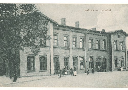 Numer inwentarzowy: MŻo/1299; Materiał: papier; Technika: drukarska; Wymiary: wysokość &ndash; 8,7 cm, szerokość &ndash; 13,7 cm; Datowanie: 1921 r.; Wydawca: Franz Polloczek, Sohrau (Żory) 
Poczt&oacute;wka czarno-biała, w układzie poziomym, obiegowa, przedstawiająca budynek dworca kolejowego w Żorach. Poczt&oacute;wka nadana 18 kwietnia 1921 roku, niespełna miesiąc po przeprowadzeniu Plebiscytu na G&oacute;rnym Śląsku. Na rewersie dwa znaczki pocztowe wydane przez Międzysojuszniczą Komisję Rządzącą i Plebiscytową na G&oacute;rnym Śląsku.