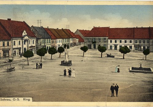 Numer inwentarzowy: MŻo/1353; Materiał: papier; Technika: drukarska; Wymiary: wysokość &ndash; 9,1 cm, szerokość &ndash; 14,1 cm; Datowanie: 1914 r.; Wydawca: Franz Polloczek, Sohrau (Żory) 
Poczt&oacute;wka kolorowa, w układzie poziomym, obiegowa, przedstawiająca płytę rynku w Żorach wraz z zabudowaniami pierzei p&oacute;łnocno-wschodniej. Poczt&oacute;wka nadana z Żor do Wiednia 11 listopada 1914 r.