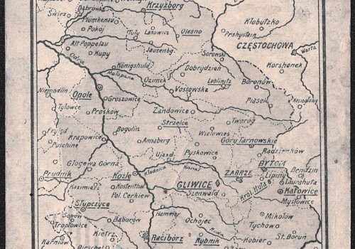 Numer inwentarzowy: MŻo/1359; Materiał: papier; Technika: drukarska; Wymiary:&nbsp; wysokość &ndash; 9 cm, szerokość &ndash; 14 cm; Datowanie: 1921 r. 
Wydawca: Komitet Zjednoczenia G&oacute;rnego Śląska z Rzecząpospolitą Polską, Zakład Graficzny Z. Sakierskiego, Warszawa. 
Poczt&oacute;wka w kolorze sepii, w układzie pionowym, bez obiegu, przedstawiająca obszar plebiscytowy G&oacute;rnego Śląska. 
Poczt&oacute;wka o charakterze edukacyjno-propagandowym, gdzie ciekawostką jest fakt przedstawienia Żor na mapie jako Żary. Na dole rewersu napis: Pamiętaj o G&oacute;rnym Śląsku!