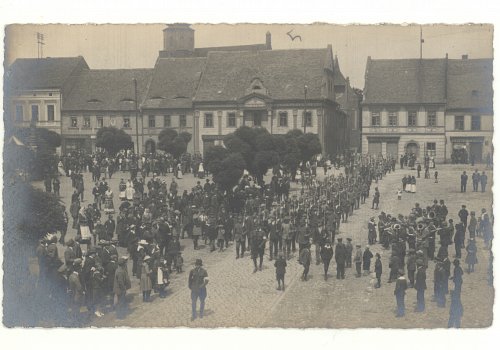 Numer inwentarzowy: MŻo/1566; Materiał: papier; Technika: fotograficzna; Wymiary: wysokość &ndash; 9 cm, szerokość &ndash; 14 cm; Datowanie: 1922 r.; Autor: nieznany 
Fotografia czarno-biała, w układzie poziomym wykonana prawdopodobnie w czerwcu 1922 roku, przedstawiająca wymarsz lub defiladę wojsk powstańczych na żorskim rynku w trakcie trwania 3 powstania śląskiego.&nbsp;&nbsp;&nbsp;