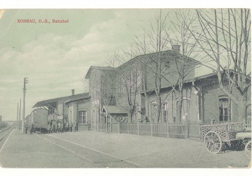 Numer inwentarzowy: MŻo/1493; Materiał: papier; Technika: drukarska; Wymiary: długość - 13,9 cm, szerokość - 8,8 cm; Datowanie: 1917 r.; Wydawca: Franz Polloczek, Sohrau (Żory) 
Poczt&oacute;wka czarno-biała, w formacie poziomym, obiegowa, przedstawiająca grupę żołnierzy na dworcu kolejowym w Żorach. Poczt&oacute;wka nadana z Żor 2 lutego 1917 pocztą polową (brak znaczka pocztowego) do Paula Żabki, wypisana w języku niemieckim.