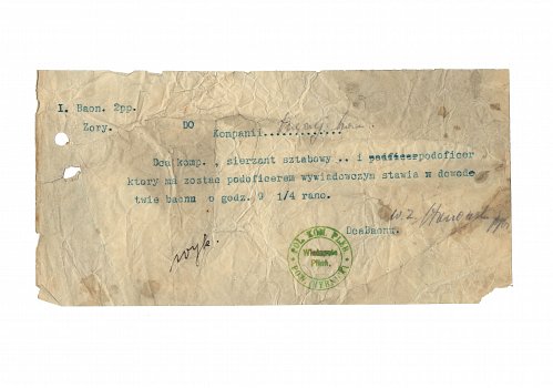 Wymiary: wysokość - 10,5 cm, szerokość&nbsp; - 22 cm; Materiał: papier; Technika: druk maszynowy; Pochodzenie: Sohrau/Żory, Oberschlesien/G&oacute;rny Śląsk; Datacja: V. 1921 r. 
Pismo dow&oacute;dcy&nbsp; I baonu 2 pp (Żory) do III Kompanii podpisane&nbsp; w.z. przez ppor. Stanowskiego informujące, że dow&oacute;dca kompanii, sierżant sztabowy i podoficer, kt&oacute;ry ma zostać podoficerem wywiadowczym stawią się w dow&oacute;dztwie baonu o godzinie 9.15.