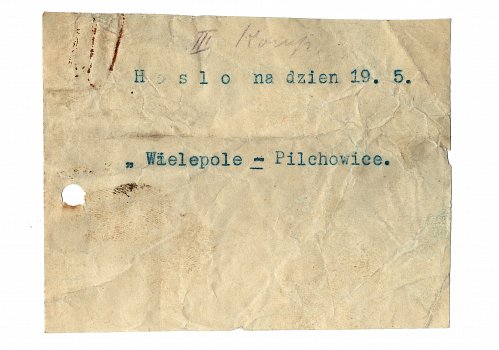 Wymiary: wysokość - 8 cm, szerokość - 10,5 cm; Materiał: papier; Technika: druk maszynowy; Pochodzenie: G&oacute;rny Śląsk; Datacja: 19.V.1921r. 
Dokument wypisany maszynowo o treści: Hasło na dzień 19.5. "Wielopole &ndash; Pilchowice".