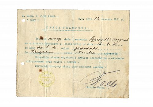 Wymiary: wysokość - ok. 16 cm, szerokość - 21 cm; Materiał: papier; Technika: druk, pismo odręczne; Pochodzenie: Żory, G&oacute;rny Śląsk; Datacja: 12.VI.1921 r. 
Karta urlopowa z dnia 12 czerwca 1921 roku wystawiona dla szeregowego Szymalli Augusta w terminie od 12 do 22 czerwca 1921 r. w celu prac gospodarskich.
