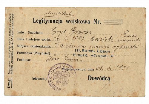 Wymiary: wysokość - 10,5 cm, szerokość - 17,5 cm; Materiał: papier; Technika: druk maszynowy i odręczny; Pochodzenie: Żory, G&oacute;rny Śląsk; Datacja: 23.VI.1921 r. 
Legitymacja wojskowa (duplikat) wydana 23 czerwca 1921 r. dla Cyryla Brzozy, dow&oacute;dcy kompanii w III Kompanii, I baonie, II pułk &bdquo;Żorski&rdquo;.dla Cyryla Brzozy