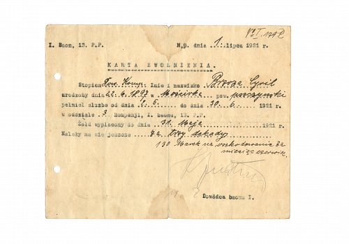 Wymiary: wysokość - 16,5 cm, szerokość - 21 cm; Materiał: papier; Technika: druk maszynowy i odręczny; Pochodzenie: Żory, G&oacute;rny Śląsk; Datacja: 1.VII.1921 r. 
Karta zwolnienia z dnia 1 lipca 1921 roku wystawiona dla Cyryla Brzozy podpisana przez dow&oacute;dcę I baonu, informująca, że Cyryl Brzoza pełnił służbę od dnia 2 maja do dnia 30 czerwca 1921 r., w oddziale 3 kompanii, I baonu, 13 pułku piechoty. Żołd wypłacony został do dnia 31 maja, a zaległości za trzy dekady wynoszą 130 marek.