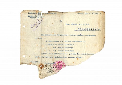 Wymiary: wysokość - 18,5 cm, szerokość - 23,5 cm; Materiał: papier; Technika: druk maszynowy; Pochodzenie: Rybnik, G&oacute;rny Śląsk; Datacja: 9.VII.1921 r. 
Pismo Państwowej Komisji Likwidacyjnej w Rybniku z dnia 9 lipca 1921 roku do Cyryla Brzozy w sprawie zarekwirowanych dw&oacute;ch rower&oacute;w i trzech fuzji z prośbą o natychmiastowe gdzie zarekwirowane przedmioty się znajdują, względnie komu zostały przekazane.
