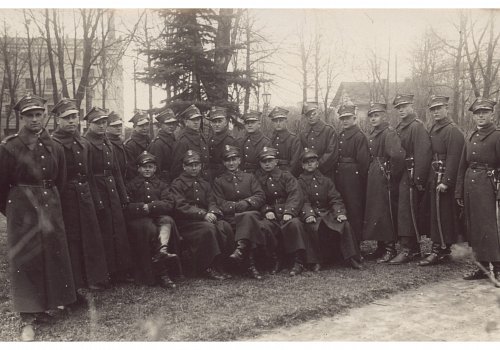 Plik cyfrowy; Pochodzenie: Żory, G&oacute;rny Śląsk; Datowanie: lata 1922-1939; Autor: brak danych 
Fotografia czarno-biała przedstawiająca 21 żołnierzy z II Dywizjonu 23 Pułku Artylerii Lekkiej w Żorach. Fotografia okolicznościowa o charakterze pamiątkowym.