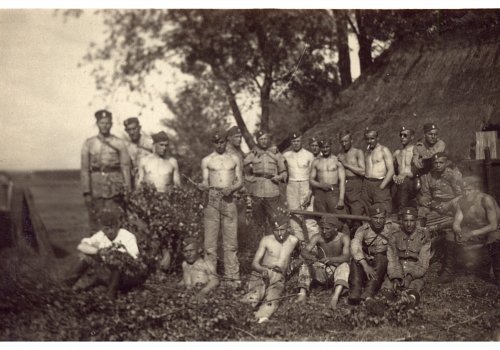 Plik cyfrowy; Pochodzenie: Żory, G&oacute;rny Śląsk; Datowanie: lata 1922-1939; Autor: brak danych 
Fotografia czarno-biała przedstawiająca żołnierzy II Dywizjonu 23 Pułku Artylerii Lekkiej w Żorach podczas ćwiczeń. Fotografia okolicznościowa o charakterze pamiątkowym.
