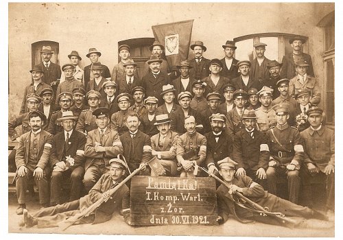 Plik cyfrowy; Pochodzenie: Żory, G&oacute;rny Śląsk; Datowanie: 1921 r.; Autor: brak danych 
Fotografia w technice sepii przedstawiająca żołnierzy I Kompanii Wartowniczej z Żor. Fotografia okolicznościowa wykonana 30 czerwca 1921 r.