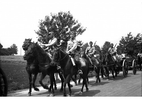 Plik cyfrowy; Pochodzenie: Żory, G&oacute;rny Śląsk; Datowanie: 1922-1939; Autor: brak danych 
Fotografia czarno-biała przedstawiająca żołnierzy II Dywizjonu 23 Pułku Artylerii Lekkiej w Żorach wracających z ćwiczeń. Na pierwszym planie kan. J&oacute;zef Wyderko.