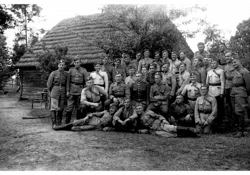 Plik cyfrowy; Pochodzenie: Żory, G&oacute;rny Śląsk; Datowanie: 1922-1939; Autor: brak danych 
Fotografia czarno-biała przedstawiająca żołnierzy II Dywizjonu 23 Pułku Artylerii Lekkiej w Żorach podczas ćwiczeń. Fotografia okolicznościowa o charakterze pamiątkowym, portret grupowy.