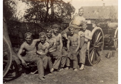 Plik cyfrowy; Pochodzenie: Żory, G&oacute;rny Śląsk; Datowanie: lata 1922-1939; Autor: brak danych 
Fotografia czarno-biała przedstawiająca żołnierzy II Dywizjonu 23 Pułku Artylerii Lekkiej w Żorach podczas ćwiczeń. Fotografia okolicznościowa o charakterze pamiątkowym.