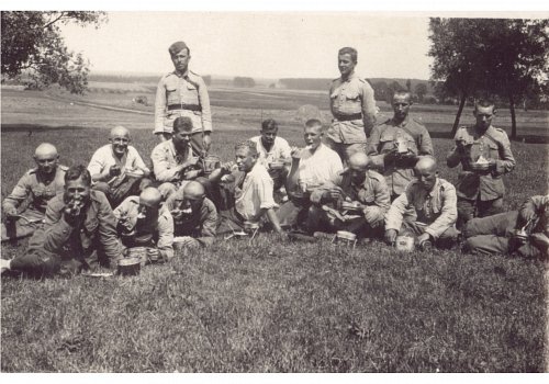 Plik cyfrowy; Pochodzenie: Żory, G&oacute;rny Śląsk; Datowanie: lata 1922-1939; Autor: brak danych 
Fotografia czarno-biała przedstawiająca żołnierzy II Dywizjonu 23 Pułku Artylerii Lekkiej w Żorach podczas ćwiczeń.
