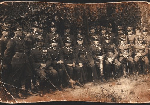 Wymiary: wysokość - 8,8 cm, szerokość - 13,7 cm; Materiał: papier fotograficzny; Technika: fotograficzna; Pochodzenie: Żory, G&oacute;rny Śląsk; Datowanie: lata 20/30. XX w.; Autor: brak danych 
Fotografia czarno-biała przedstawiająca portret zbiorowy żołnierzy II Dywizjonu 23 Pułku Artylerii Lekkiej w Żorach. W pierwszym rzędzie siedzi ośmiu żołnierzy, w drugim stoi czternastu. Na rewersie odręczny napis oł&oacute;wkiem:&nbsp;Ziedek Adolf, Rog&oacute;w n/Olzą, pow. Rybnik.