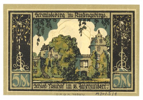 Numer inwentarzowy: MŻo/5-1; Wymiary; Wysokość &ndash;&nbsp; 6 cm: Szerokość &ndash; 8,8 cm; Materiał: papier; Technika: drukarska; Pochodzenie: Schmiedeberg/Kowary, Dolny Śląsk; Datowanie: 1918-1921 r. 
Banknot zastępczy o nominale 5 marek wydany dla miasta Kowary. Na awersie powierzchnia podzielona na trzy części: w środkowej pomnik ofiar faszyzmu 1914-1918 przedstawiający przyklękającego żołnierza z mieczem i tarczą; w lewej części sześcio-wersowy napis z nominałem liczbowym pod spodem, z prawej zaś napis z wykropkowanym miejscem do wypełnienia, pod nim pieczęć miasta Kowary, ukazująca orła pruskiego z jabłkiem kr&oacute;lewskim w szponach oraz konia stojącego na trawie z młotem u g&oacute;ry. Na dole nr serii. Rewers: przedstawia dawny zamek Neuhof z XVIII wieku. U g&oacute;ry i pod spodem opis ryciny. Po bokach ozdobne pasy o czarnym tle z motywami roślinnymi. Pod nimi nominały liczbowe zamknięte w niebieskich prostokątnych polach.