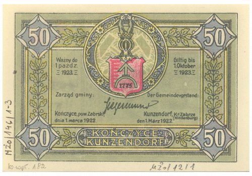 Numer inwentarzowy: MŻo/12-1; Wymiary: Szerokość - 9,9 cm; Wysokość - 6,7 cm; Materiał: papier; Technika: drukarska; Pochodzenie: Druk - K. Miarka sp. z o.o. w Mikołowie; Datowanie: 1922 r. 
Banknot zastępczy o nominale 50 fenig&oacute;w wydany przez gminę Kończyce (powiat Zabrski) w dniu 1.03.1922 roku.&nbsp;Ważny do dnia 1.10.1923 roku. Awers: przedstawia herb szlachecki - ogończyk ukazujący srebrna strzałę, zwr&oacute;coną zieleńcem w g&oacute;rę, wspartą na p&oacute;łpierścieniu; u szczytu dwie ręce panieńskie wzniesione do g&oacute;ry. 
Rewers: przedstawia rycinę z nową granicą polsko-niemiecką w dniu proklamacji. Nad nim nazwa miasta emitującego, pod spodem nominał liczbowy w czerwonym okręgu i 3 wersowe napisy stanowiące opis obrazka, po bokach. Z prawej strony wizerunek polskiego żołnierza w pełnym umundurowaniu.