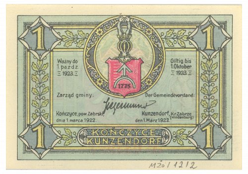 Numer inwentarzowy: MŻo/12-2; Wymiary: Szerokość - 9,8 cm; Wysokość - 6,8 cm; Materiał: papier; Technika: drukarska; Pochodzenie: Druk - K. Miarka sp. z o.o. w Mikołowie; Datowanie: 1922 r. 
Banknot zastępczy o nominale 1 marki wydany 1.03.1922 r. przez gminę Kończyce (powiat Zabrski) na pamiątkę powstania polskiego w 1921 roku&nbsp;(III Powstanie Śląskie). Ważny do 1.10.1923 roku. Awers: przedstawia herb szlachecki - ogończyk ukazujący srebrna strzałę, zwr&oacute;coną zieleńcem w g&oacute;rę, wspartą na p&oacute;łpierścieniu; u szczytu dwie ręce panieńskie wzniesione do g&oacute;ry. Dookoła ramka z ornamentem roślinnym w postaci liści dębu. Rewers: na środku rycina alegoryczna ukazująca mężczyznę wbijającego gw&oacute;źdź w pierś białego orła z koroną. Napisy na banknocie dwujęzyczne (niemieckie, polskie) informują o mieście emitującym, oraz wydaniu banknotu na pamiątkę powstania polskiego w 1921, na dole nr serii w kolorze czerwonym. W tle widoczny zarys miasta nocą.