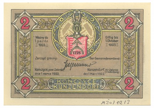 Numer inwentarzowy: MŻo/12-3; Wymiary: Szerokość - 10 cm; Wysokość - 6,9 cm; Materiał: papier; Technika: drukarska; Pochodzenie: Druk - K. Miarka sp. z o.o. w Mikołowie; Datowanie: 1922 r. 
Banknot zastępczy o nominale 2 marek wydany 1.03.1922 r. przez gminę Kończyce (powiat Zabrski)&nbsp;na pamiątkę ustalenia granicy polsko-niemieckiej. Ważny do 1.10.1923 roku. Awers: przedstawia herb szlachecki - ogończyk ukazujący srebrna strzałę, zwr&oacute;coną zieleńcem w g&oacute;rę, wspartą na p&oacute;łpierścieniu; u szczytu dwie ręce panieńskie wzniesione do g&oacute;ry. Całość zawarta w okręgu zdobionym motywami kwiatowymi. Na środku dwujęzyczne napisy z informacją o mieście i dacie wydania banknotu oraz jego ważności do 01.03.1922. Rewers: grafika przedstawiająca wykreślenie granicy polsko-niemieckiej o czym świadczą napisy u g&oacute;ry w wersji dwujęzycznej. Na dole nr serii w kolorze czerwonym. Po bokach nominały liczbowe. Całość zdobiona motywami kwiatowymi i roślinnymi.