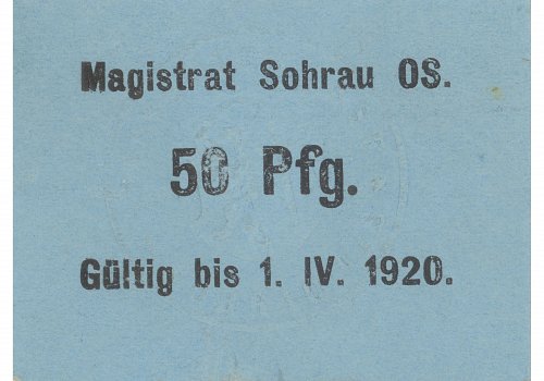 Numer inwentarzowy: MŻo/49; Wymiary: Szerokość - 5 cm; Wysokość - 3,7 cm; Materiał: papier; Technika: drukarska; Pochodzenie: Żory; Datowanie: 1920 r. r. 
Banknot zastępczy o nominale 50 fenig&oacute;w wydany przez Magistrat Żor. Ważny do 1.04.1920 r.&nbsp;Banknot wykonany z niebieskiego kartonu, cięty nier&oacute;wno w formie prostokąta. Ma rewersie odręczny podpis (faksymile) urzędnika Tautza.