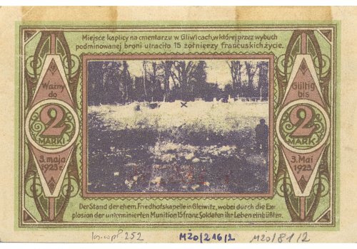 Numer inwentarzowy: MŻo/81-2; Wymiary: Szerokość - 9,5 cm; Wysokość - 6,4 cm; Materiał: papier; Technika: drukarska; Pochodzenie: brak danych; Datowanie: 1922 r. 
Banknot zastępczy o nominale 1 marki wydany dla gminy Knur&oacute;w 3 maja 1922 r., ważny do 03 maja 1923r. Banknot wydany&nbsp;na pamiątkę przydzielenia Knurowa do Polski; na awersie widok kopalni knurowskiej.&nbsp;Na rewersie&nbsp;miejsce kaplicy na cmentarzu w Gliwicach, w kt&oacute;rej przez wybuch podminowanej broni utraciło 15 żołnierzy francuskich życie.&nbsp;