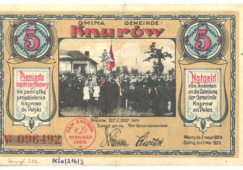 Numer inwentarzowy: MŻo/81-3; Wymiary: Szerokość - 12,2 cm; Wysokość - 7,9 cm; Materiał: papier; Technika: drukarska; Pochodzenie: brak danych; Datowanie: 1922 r. 
Banknot zastępczy o nominale 5 marek wydany dla gminy Knur&oacute;w 3 maja 1922 r., ważny do 03 maja 1923r. Banknot wydany&nbsp;na pamiątkę przydzielenia Knurowa do Polski. Na awersie zdjęcie z uroczystości przydzielenia gminy do Polski. Na rewersie zdjęcie z eksportacji zwłok dr. Styczyńskiego zamordowanego w Gliwicach 18 kwietnia 1922 r.&nbsp;